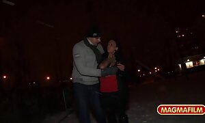 امرأة شابة اليابانية العامة الرجيج يأخذ بوسها من قبل هزاز ، وقالت انها لا يمكن أن سكسي حترافي مترجم تتسامح في المنزل فيديو إباحي 