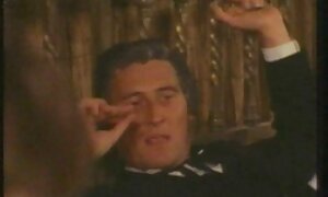 يجبر الطفل سكسي عالم مترجم على الوقوف على فيديو إباحي 